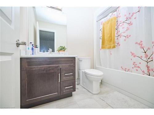 130 Acacia Road, Fonthill, ON - Indoor Photo Showing Bathroom