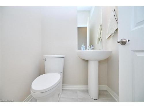 130 Acacia Road, Fonthill, ON - Indoor Photo Showing Bathroom