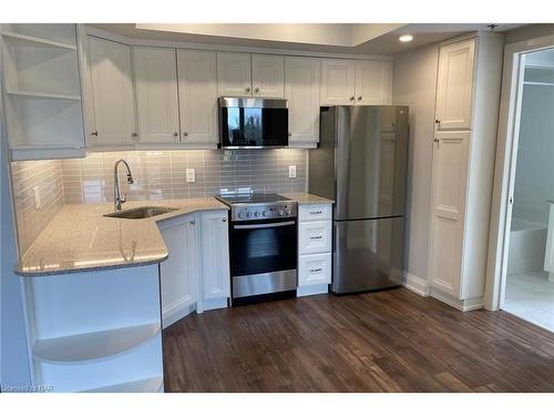 410-5698 Main Street, Niagara Falls, ON - Indoor Photo Showing Kitchen With Stainless Steel Kitchen With Upgraded Kitchen