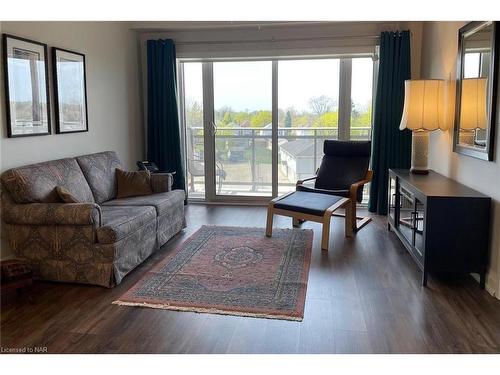 410-5698 Main Street, Niagara Falls, ON - Indoor Photo Showing Living Room