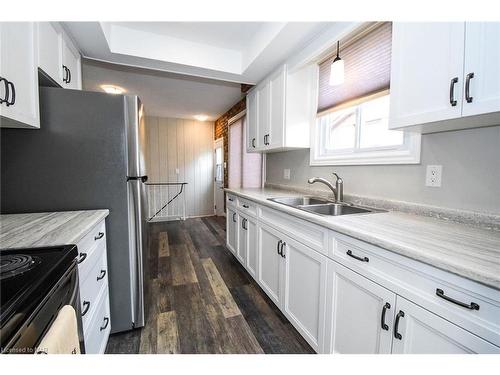 7 Dianne Drive, St. Catharines, ON - Indoor Photo Showing Kitchen With Double Sink