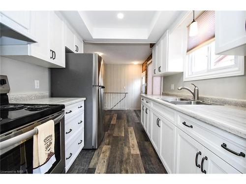 7 Dianne Drive, St. Catharines, ON - Indoor Photo Showing Kitchen With Double Sink