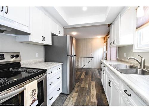 7 Dianne Drive, St. Catharines, ON - Indoor Photo Showing Kitchen With Double Sink