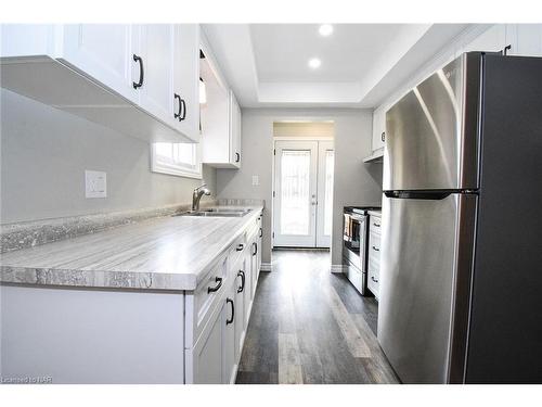 7 Dianne Drive, St. Catharines, ON - Indoor Photo Showing Kitchen With Double Sink