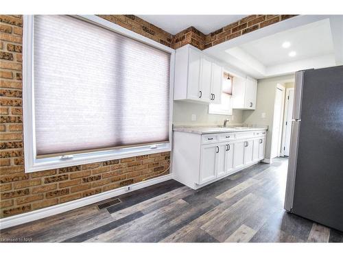 7 Dianne Drive, St. Catharines, ON - Indoor Photo Showing Kitchen