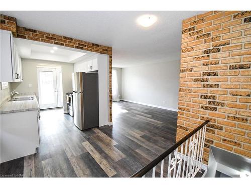 7 Dianne Drive, St. Catharines, ON - Indoor Photo Showing Kitchen With Double Sink