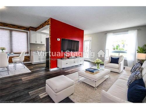 7 Dianne Drive, St. Catharines, ON - Indoor Photo Showing Living Room