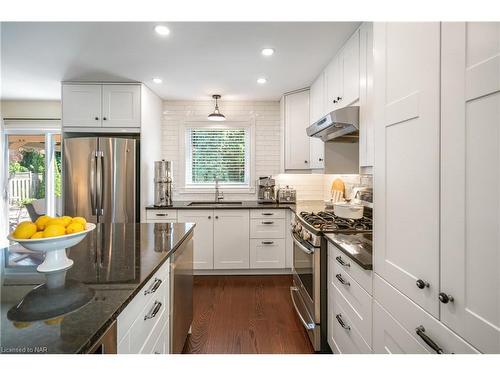 13 West Farmington Drive, St. Catharines, ON - Indoor Photo Showing Kitchen With Upgraded Kitchen