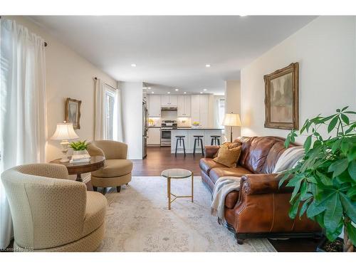 13 West Farmington Drive, St. Catharines, ON - Indoor Photo Showing Living Room