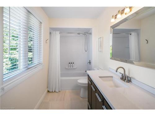 13 West Farmington Drive, St. Catharines, ON - Indoor Photo Showing Bathroom