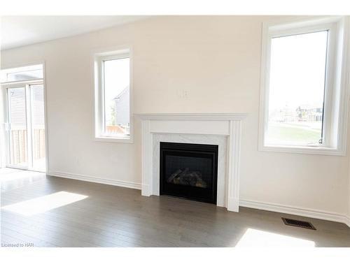 25 Oriole Crescent, Port Colborne, ON - Indoor Photo Showing Living Room With Fireplace