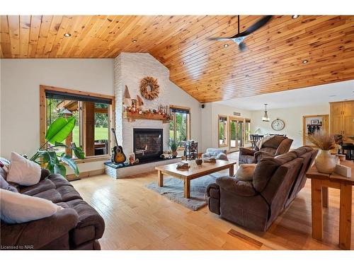 1559 York Road, St. Davids, ON - Indoor Photo Showing Living Room With Fireplace