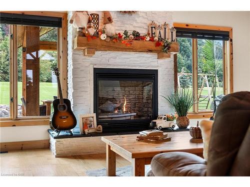 1559 York Road, St. Davids, ON - Indoor Photo Showing Living Room With Fireplace