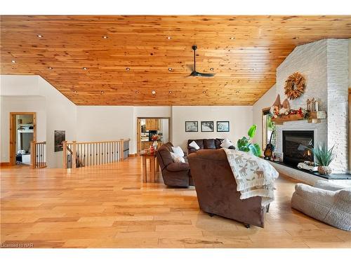 1559 York Road, St. Davids, ON - Indoor Photo Showing Living Room With Fireplace