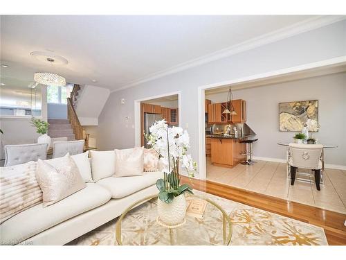 36 Natalie Court, Thorold, ON - Indoor Photo Showing Living Room