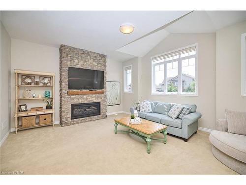 5 Abbott Place, Fonthill, ON - Indoor Photo Showing Living Room With Fireplace