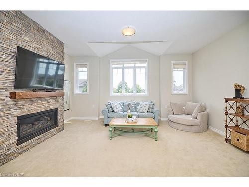 5 Abbott Place, Fonthill, ON - Indoor Photo Showing Living Room With Fireplace