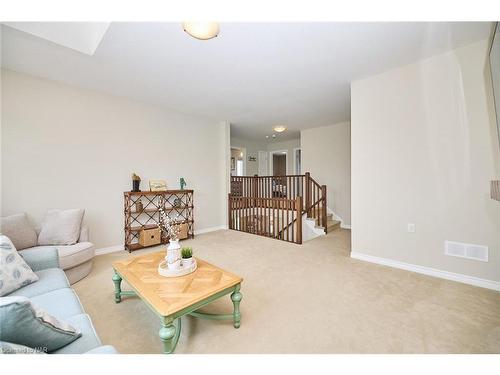 5 Abbott Place, Fonthill, ON - Indoor Photo Showing Living Room