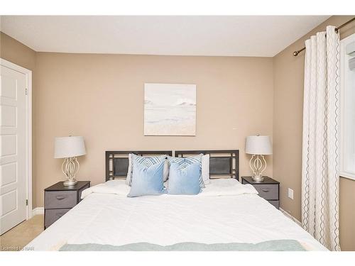 5 Abbott Place, Fonthill, ON - Indoor Photo Showing Bedroom