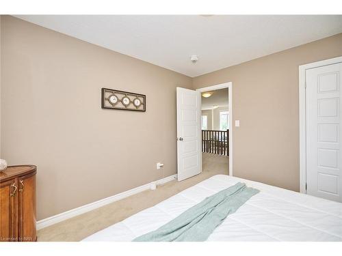 5 Abbott Place, Fonthill, ON - Indoor Photo Showing Bedroom