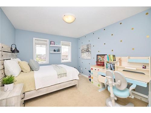 5 Abbott Place, Fonthill, ON - Indoor Photo Showing Bedroom