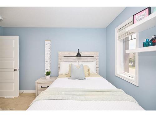 5 Abbott Place, Fonthill, ON - Indoor Photo Showing Bedroom