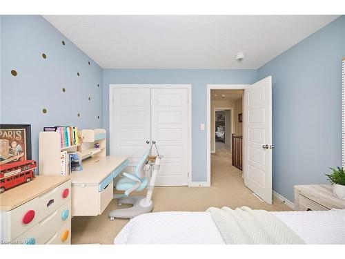 5 Abbott Place, Fonthill, ON - Indoor Photo Showing Bedroom