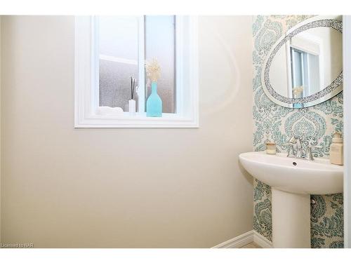 5 Abbott Place, Fonthill, ON - Indoor Photo Showing Bathroom