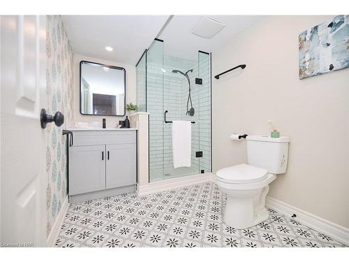 5 Abbott Place, Fonthill, ON - Indoor Photo Showing Bathroom