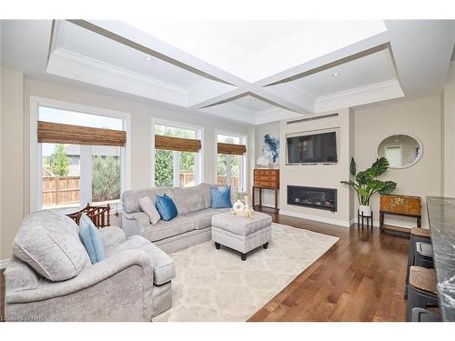 5 Abbott Place, Fonthill, ON - Indoor Photo Showing Living Room With Fireplace