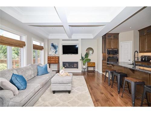 5 Abbott Place, Fonthill, ON - Indoor Photo Showing Living Room With Fireplace