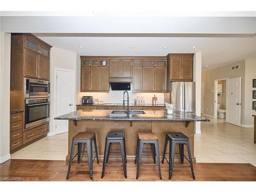 5 Abbott Place, Fonthill, ON - Indoor Photo Showing Kitchen With Upgraded Kitchen