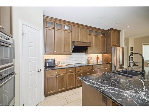 5 Abbott Place, Fonthill, ON - Indoor Photo Showing Kitchen With Double Sink