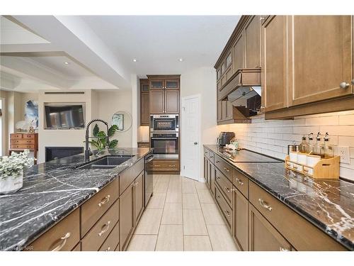 5 Abbott Place, Fonthill, ON - Indoor Photo Showing Kitchen With Double Sink With Upgraded Kitchen