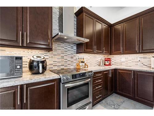 8892 Kudlac Street, Niagara Falls, ON - Indoor Photo Showing Kitchen