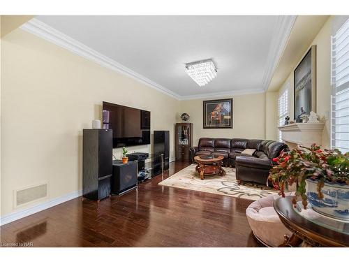 8892 Kudlac Street, Niagara Falls, ON - Indoor Photo Showing Living Room