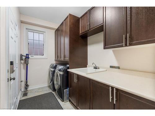 8892 Kudlac Street, Niagara Falls, ON - Indoor Photo Showing Laundry Room