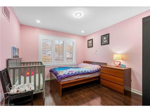 8892 Kudlac Street, Niagara Falls, ON - Indoor Photo Showing Bedroom