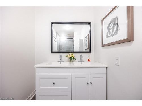 4658 Stanley Avenue, Niagara Falls, ON - Indoor Photo Showing Bathroom