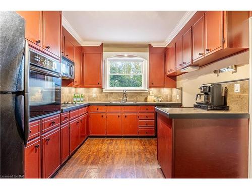 4658 Stanley Avenue, Niagara Falls, ON - Indoor Photo Showing Kitchen