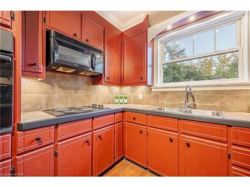 4658 Stanley Avenue, Niagara Falls, ON - Indoor Photo Showing Kitchen With Double Sink