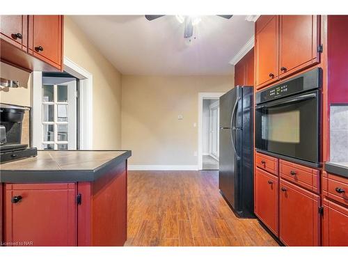 4658 Stanley Avenue, Niagara Falls, ON - Indoor Photo Showing Kitchen