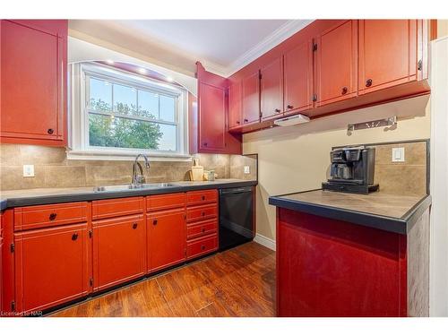 4658 Stanley Avenue, Niagara Falls, ON - Indoor Photo Showing Kitchen With Double Sink