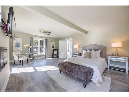 4658 Stanley Avenue, Niagara Falls, ON - Indoor Photo Showing Bedroom