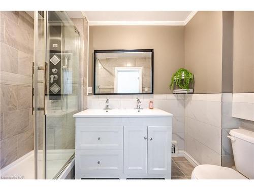 4658 Stanley Avenue, Niagara Falls, ON - Indoor Photo Showing Bathroom