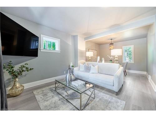 4658 Stanley Avenue, Niagara Falls, ON - Indoor Photo Showing Living Room