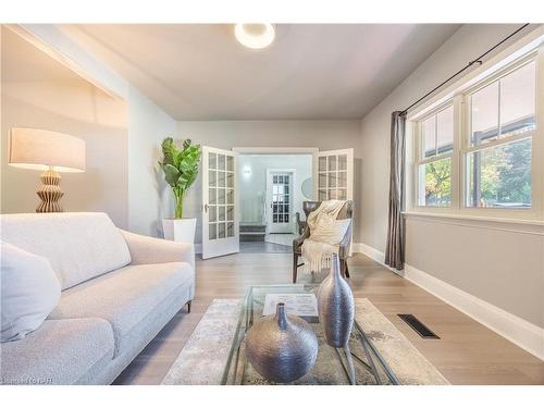 4658 Stanley Avenue, Niagara Falls, ON - Indoor Photo Showing Living Room