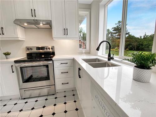 995 Concession Road, Fort Erie, ON - Indoor Photo Showing Kitchen With Double Sink With Upgraded Kitchen