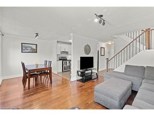 142-1058 Falgarwood Drive, Oakville, ON - Indoor Photo Showing Living Room