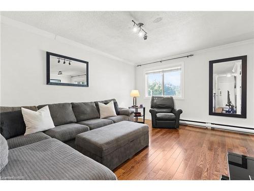 142-1058 Falgarwood Drive, Oakville, ON - Indoor Photo Showing Living Room